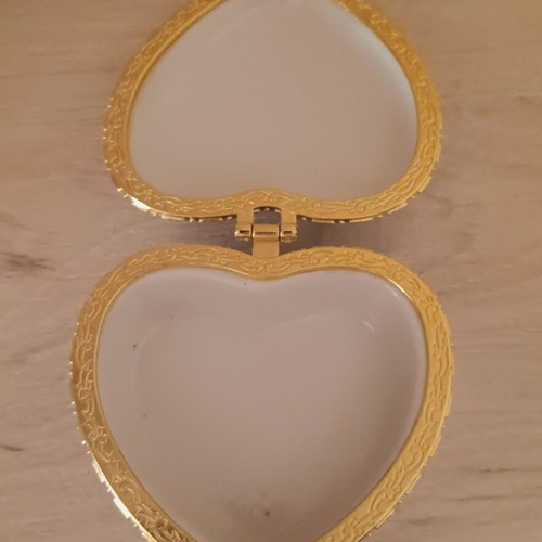 Small decorative jewelry box like new