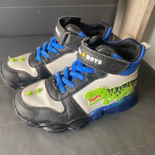 Bull Boys kids shoes size 28 used with dinosaur and lights