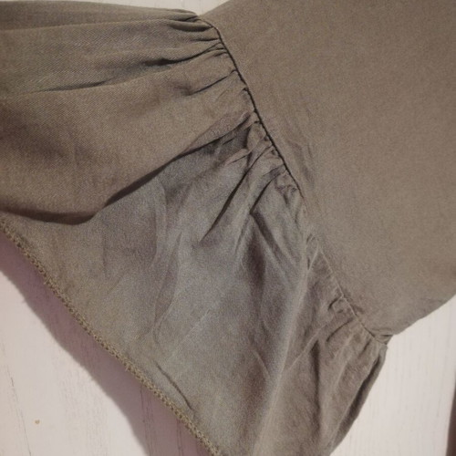 Khaki blouse with open shoulders like new, with ruffles