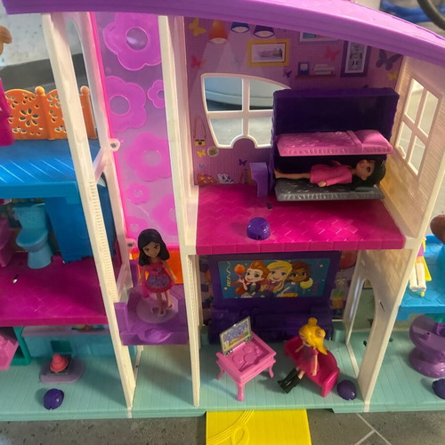Polly Pocket large dollhouse with 7 figures