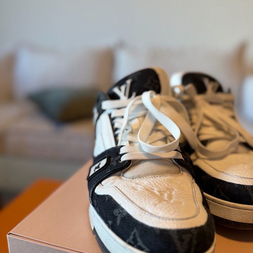LV Trainer Sneakers like new, size 45, black and white