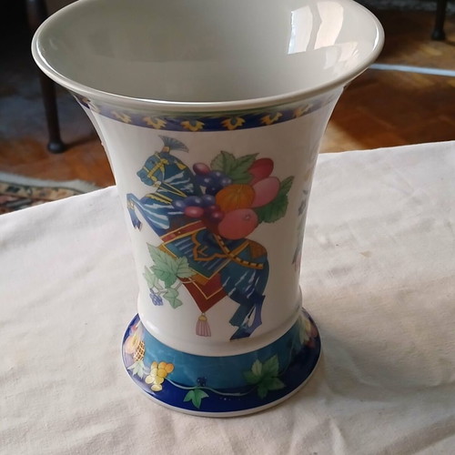 Porcelain vase like new with Exotic Horse design by Hutschenreuther