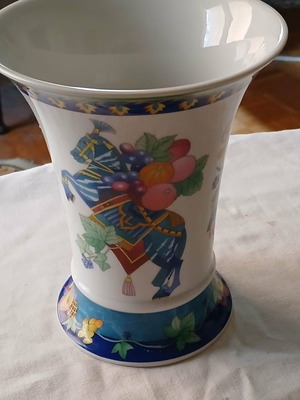 Porcelain vase like new with Exotic Horse design by Hutschenreuther
