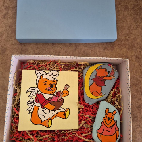 Winnie the Pooh giftbox with painted cardboard and stones
