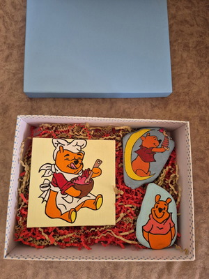 Winnie the Pooh giftbox with painted cardboard and stones