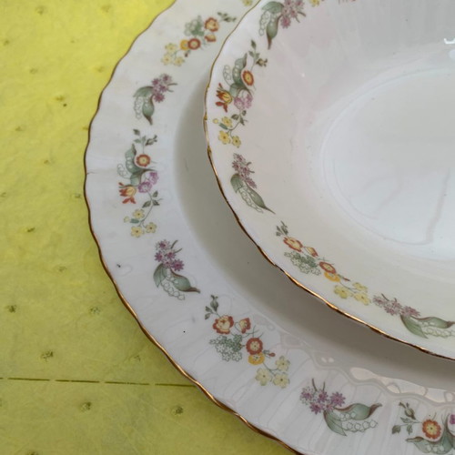 Royal Kent 32-Piece Dinner and Tea Set like new