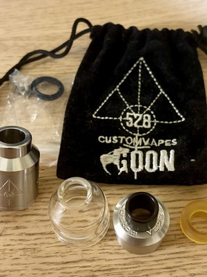 528 Custom Vapes Goon RDA με Trinity γυάλινο καπάκι και low profile driptip