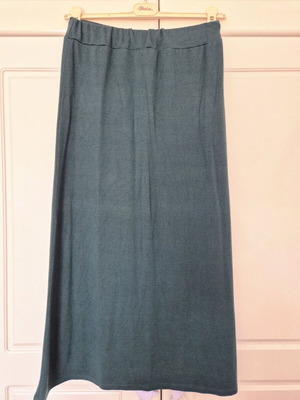 Elastic green cypress skirt like new with 30% wool