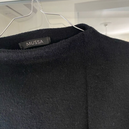 Black sleeveless pullover like new, size large