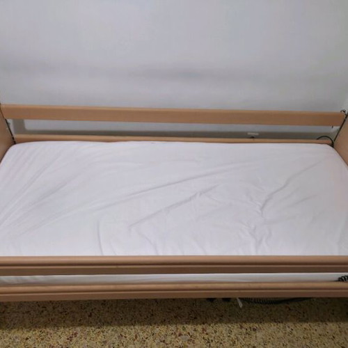 Single hospital bed like new with remote control and 4 motors