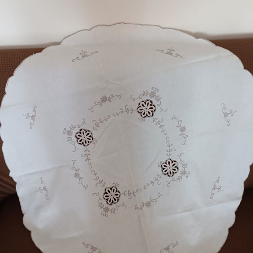 Embroidered Rotonda tablecloth like new, 80 cm diameter
