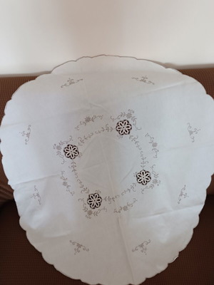 Embroidered Rotonda tablecloth like new, 80 cm diameter