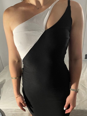 Cocktail dress Vesper midi one shoulder black and white like new size 6
