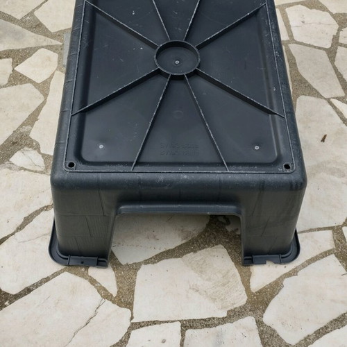 Dog house used with two cracks, dimensions 80x65x65 cm