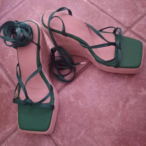 Satin green platforms size 38 like new