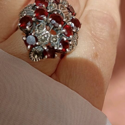 Silver 925 ring with 11 garnets and marcasites like new