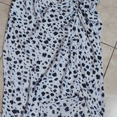Zara skirt medium with side slit, new, black and white