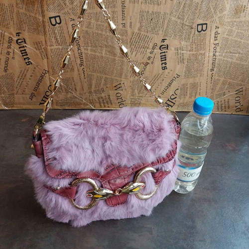 Gucci small pink leather shoulder bag used with fur and gold details