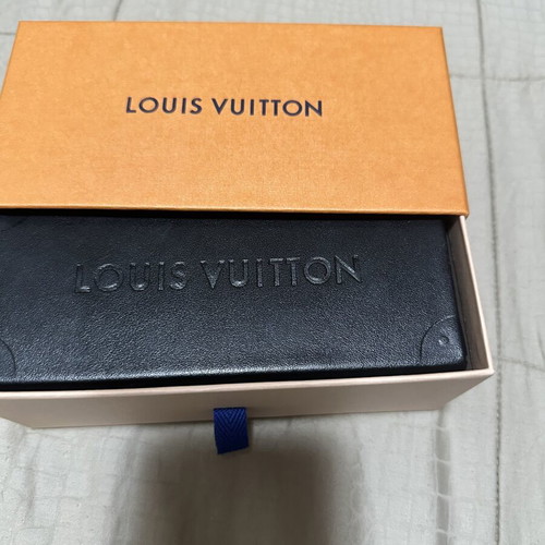 Louis Vuitton cat eye sunglasses like new, black