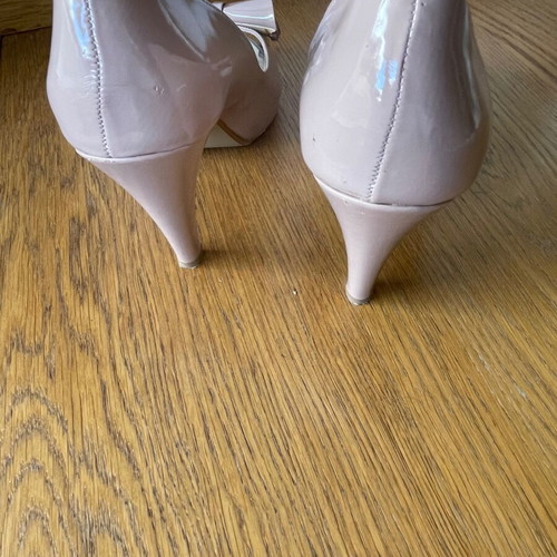 Patent leather pumps like new, size 37, beige pink