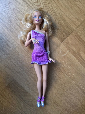 Barbie Loves Nails Doll 2009 Mattel like new with original accessories