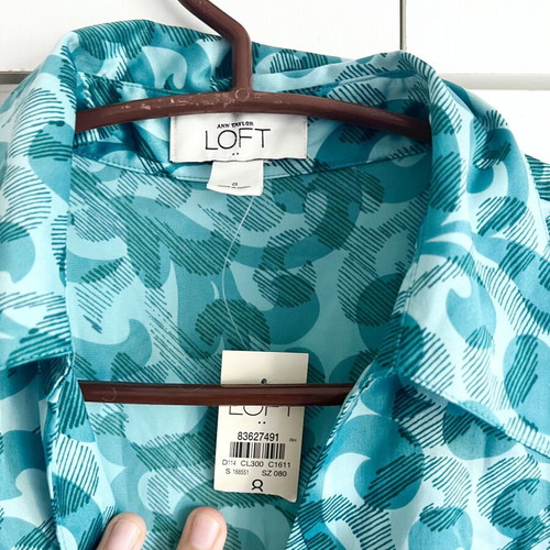 Short-sleeve shirt used, blue and turquoise, v neck with pointed collar