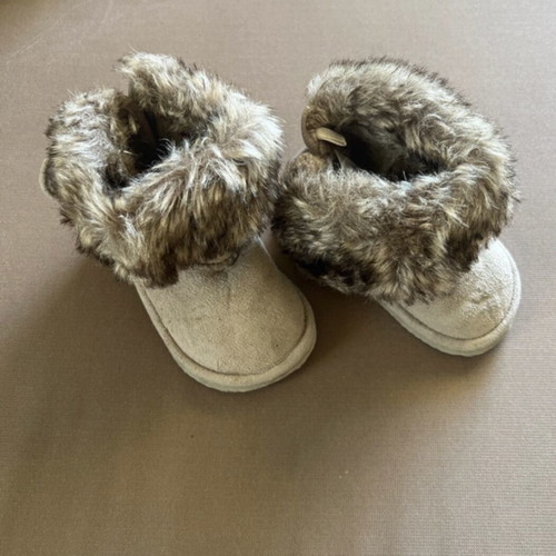 Boots with fur size 21 like new