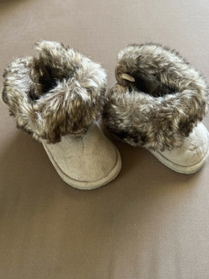 Boots with fur size 21 like new