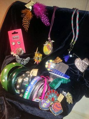 Boho κοσμηματοθήκη σαν καινούργια με πολύχρωμα faux bijoux