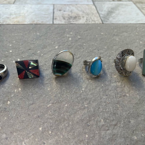 Rings set with natural stones and adjustable sizes