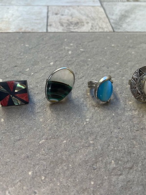 Rings set with natural stones and adjustable sizes