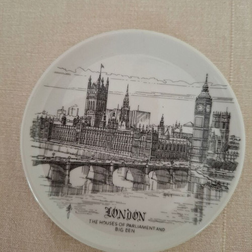 Set of 2 London Landmark Plates like new, 10cm diameter