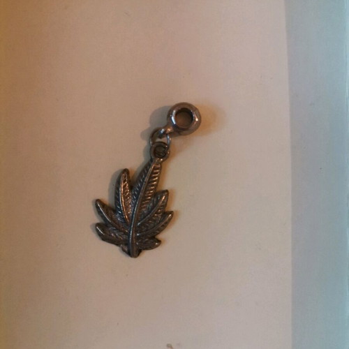 Leaf-shaped brass motif jewelry like new