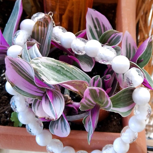 Alexi Adriotti necklace like new, white, vintage style