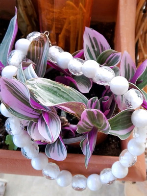 Alexi Adriotti necklace like new, white, vintage style