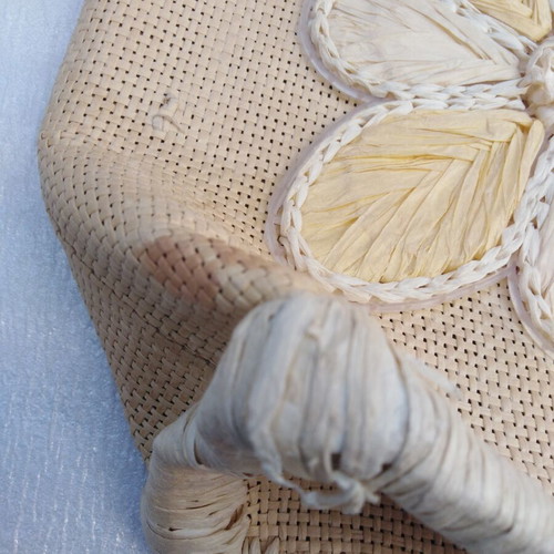 Straw Shoulder Bag with Embroidered Flowers like new, beige
