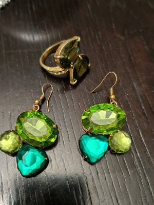 Earrings and ring like new, hanging set