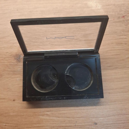 Mac magnetic eyeshadow case for 2 shadows like new