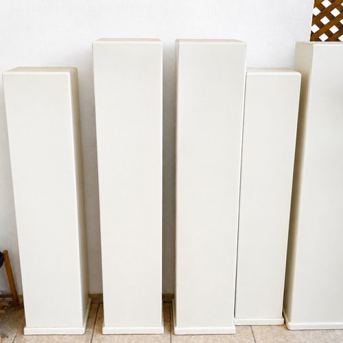 Display pedestals set of 6 like new, white