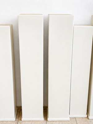 Display pedestals set of 6 like new, white