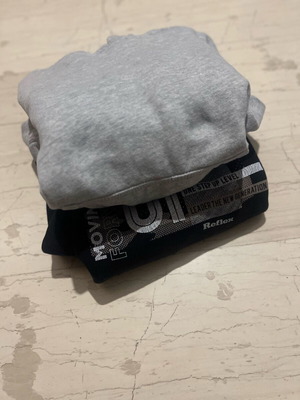 Sweatshirt pack of 2 like new, grey with hood and black with pocket size 4-5 years