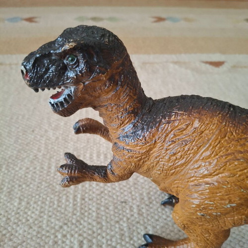 Large dinosaur figure used, compact 25cm