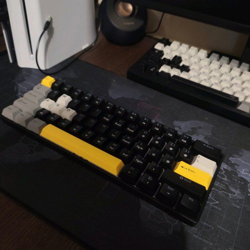 Keyboard like new with keycap puller and mousepad
