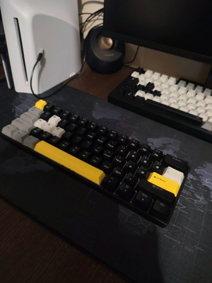Keyboard like new with keycap puller and mousepad