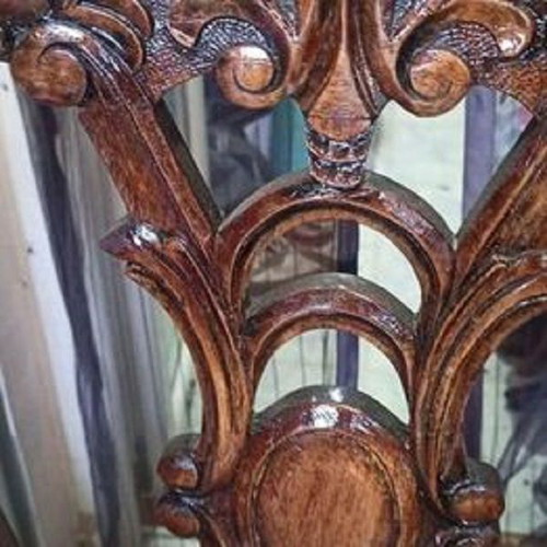 Carved chair like new with detailed back and legs