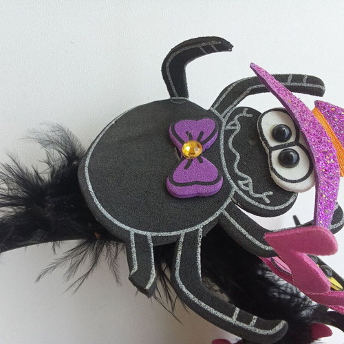 Children's Halloween headband used with spiders and feathers