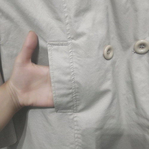 Beige trench coat with unique collar Medium in excellent condition