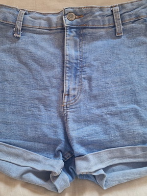 Bershka fitted stretch denim shorts, small