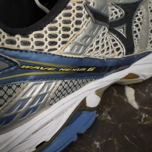 Mizuno Wave Nexus 6 Running Shoes used, size 46, silver and blue