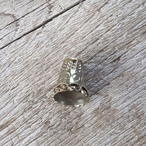 Vintage silver thimble with filigree design like new